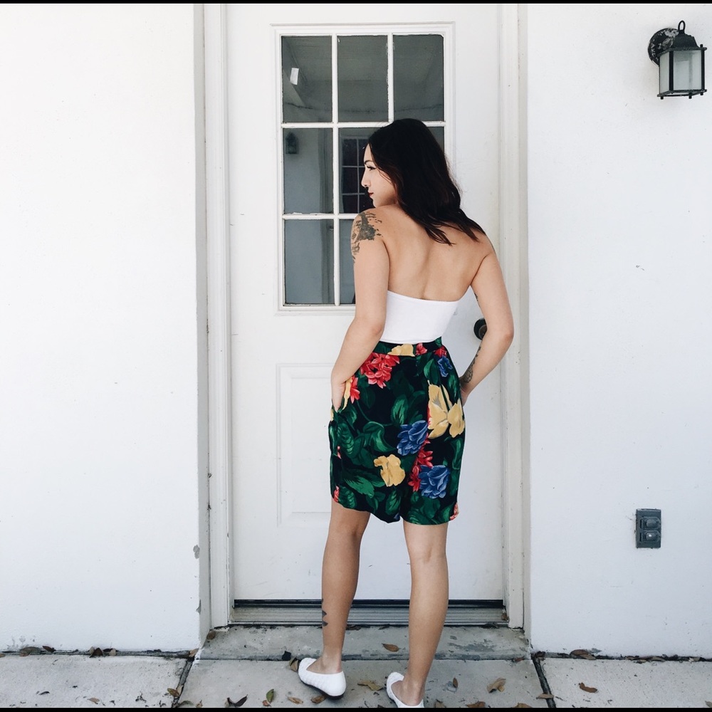 SOLD! 80’s Silk Floral Shorts by Anne Klein⠀ - Picture 3 of 4